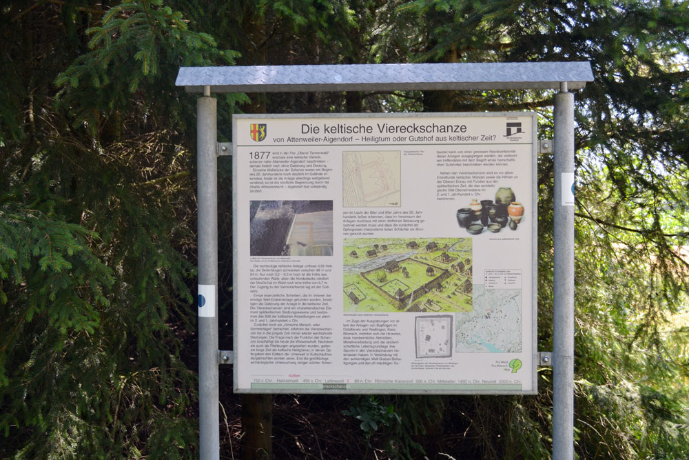 Blick auf Informationstafel der Keltengräber Aßmannshardt