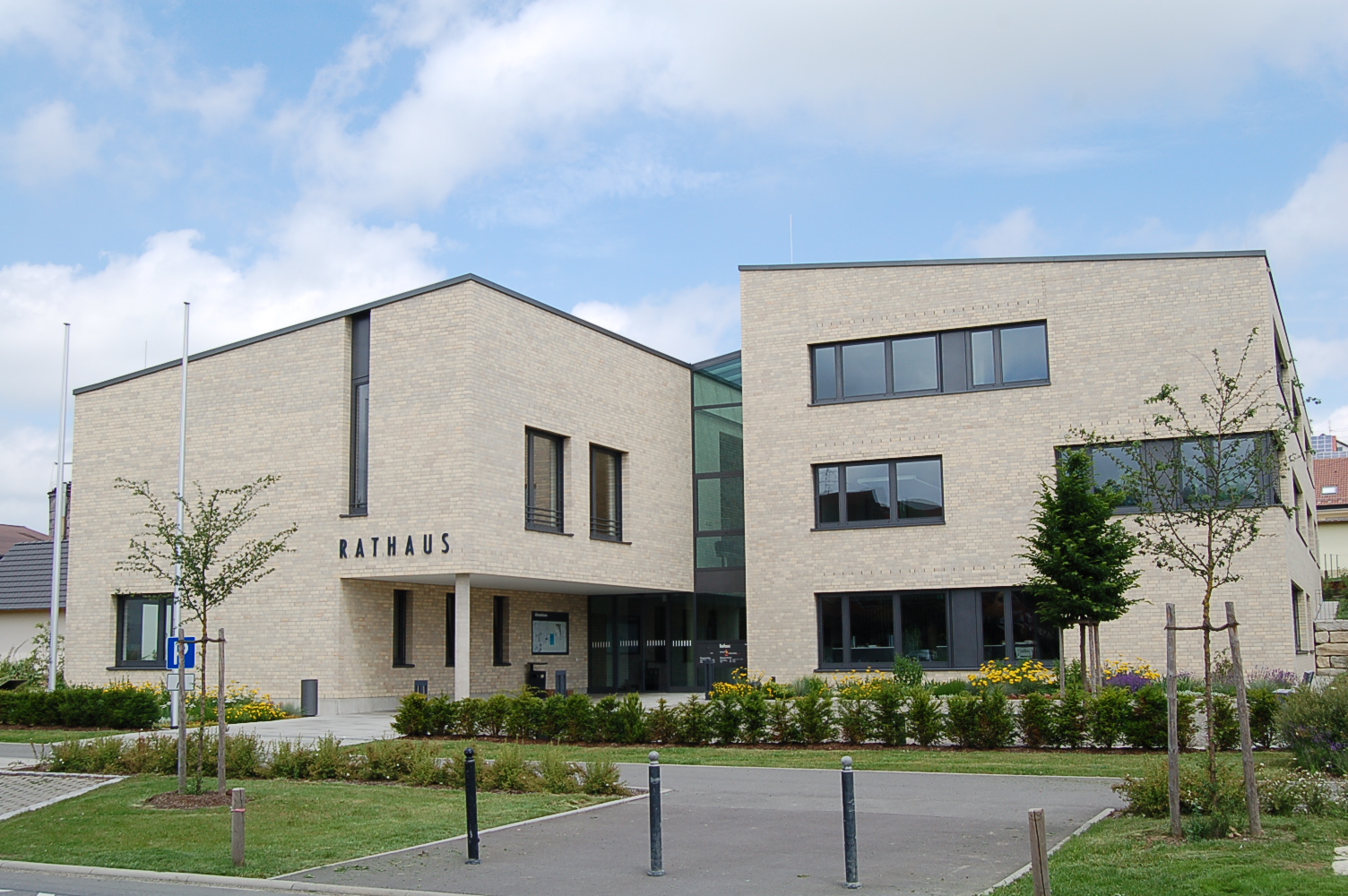 Frontalansicht vom Rathaus Schemmerhofen mit heller Klinkerfassade