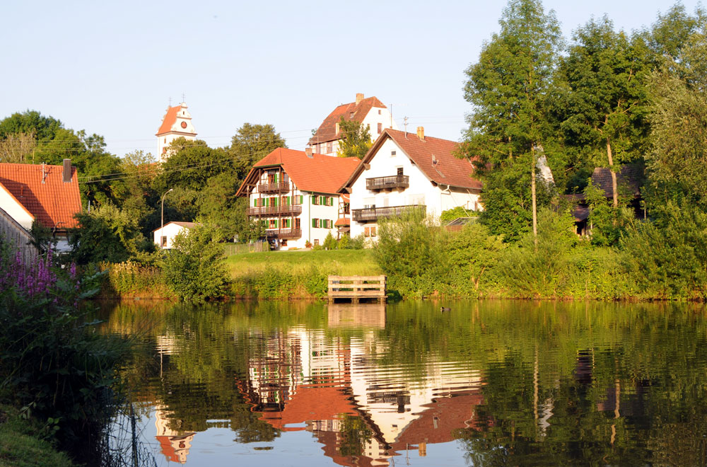 Blick auf den Ölsee mit Schlössle und Kirche im Hintergrund